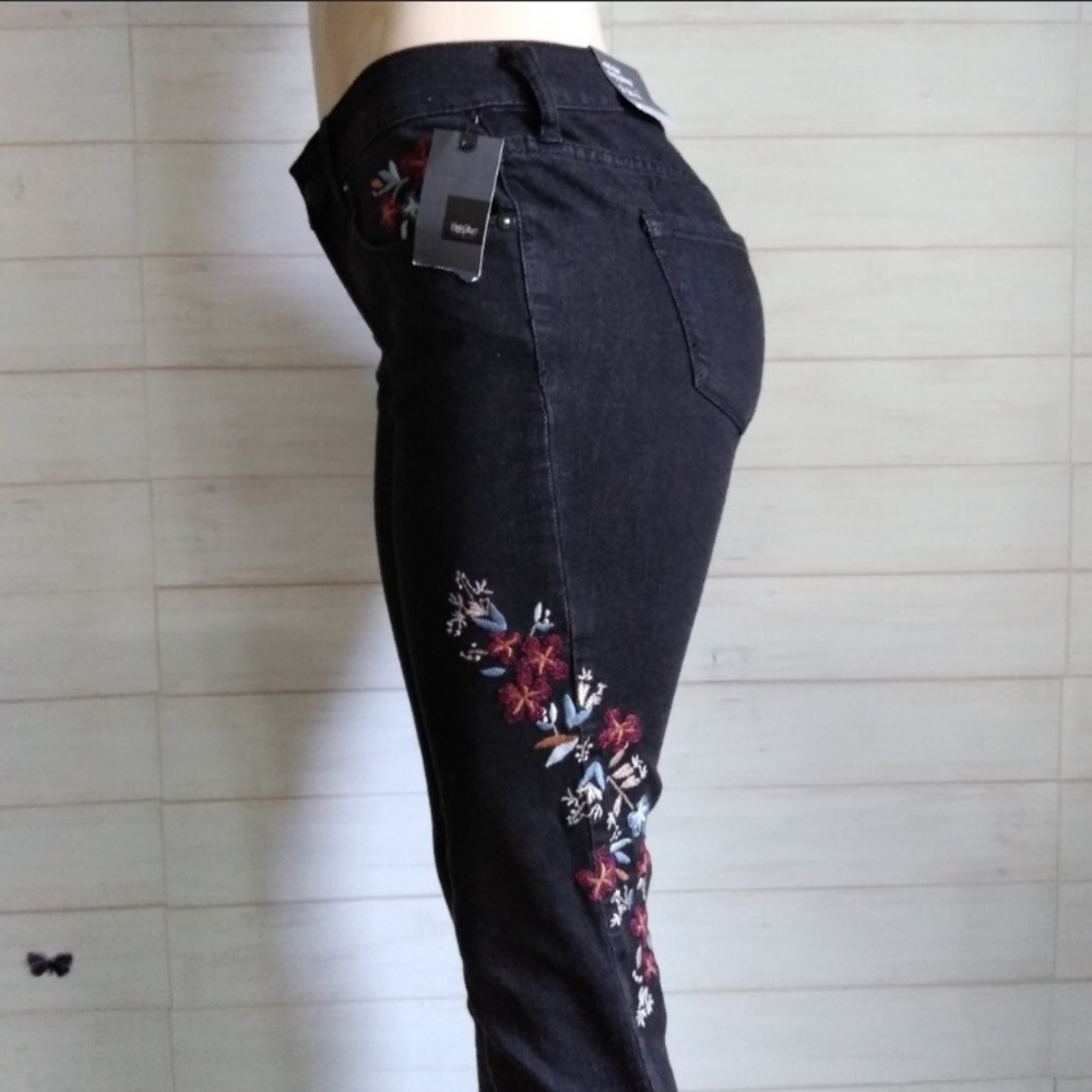 ๐ Mossimo Embroidered Black and Floral Mid Rise Curvy Skinny Jeans, Size 6 Short - Picture 4 of 12